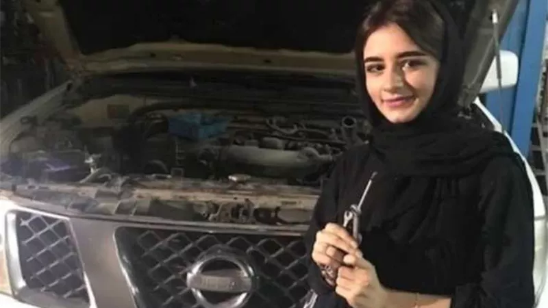 بعد 4 سنوات من قيادتها.. المرأة السعودية تقتحم مجال صيانة السيارات
