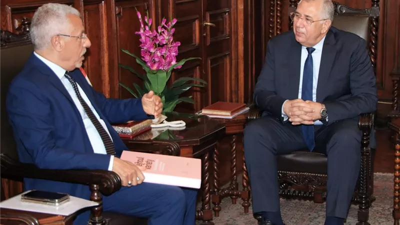 وزير الزراعة يبحث مع أمين جائزة خليفة للنخيل التعاون في مجال التغيرات المناخية