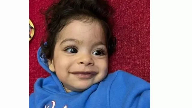 «المرض بياكل في صحته».. والدة الطفل علي تستغيث لعلاجه من الضمور الشوكي