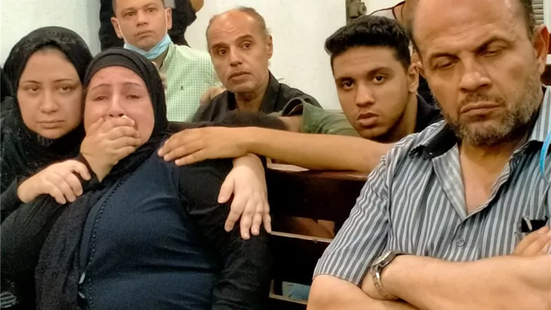 والدة نيرة أشرف تنهار وتدخل في حالة إغماء قبل جلسة محاكمة قاتل ابنتها