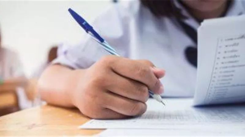 امتحان اللغة العربية الثانوية العامة.. تباين آراء الطلاب بين «سهل وصعب»