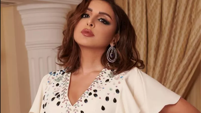 بالأبيض.. أنغام تتألق بإطلالة رقيقة بعد شفائها