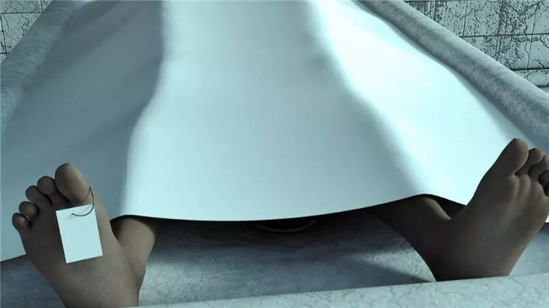 هل يجوز للرجل أن يغسِّل أُمَّه المتوفاة؟ «الإفتاء» تُجيب