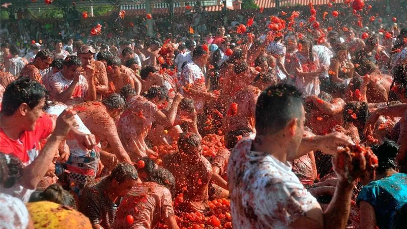 يضربون بعضهم بـ 35 طن منها.. أسرار مهرجان الطماطم في كولومبيا