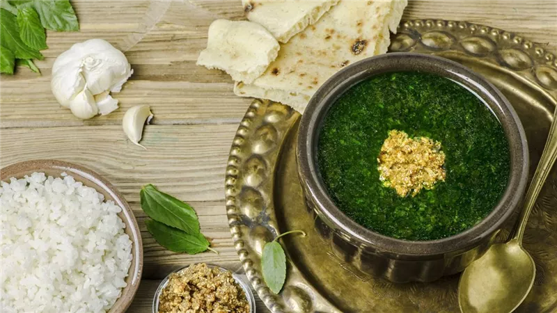 «بالشوكة والسكينة» اتعلمي إتيكيت أكل الملوخية في العزومات| فيديو