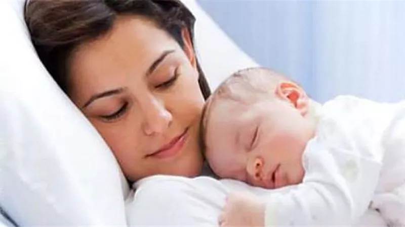 أبرزها الموز.. أطعمة سحرية للأمهات المرضعات