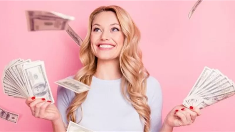 هل يجوز للمرأة التصرف في مالها دون علم زوجها؟.. الإفتاء تُجيب