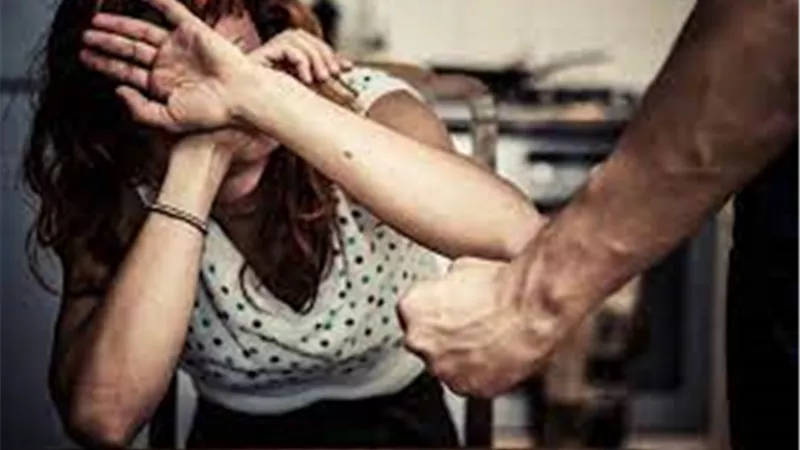 أب يعذب ابنته ويقص شعرها: خلعت الحجاب وأدمنت المخدرات في تركيا