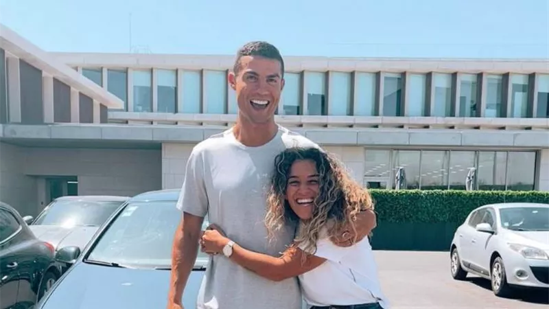 بالأحضان.. رونالدو يدعم منتخب البرتغال للسيدات قبل اليورو| صور