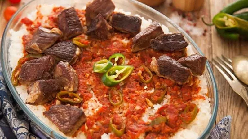 أكلة عيد الأضحى.. طريقة عمل الفتة باللحمة على طريقة الشيف علاء الشربيني| فيديو