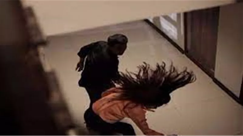 ضرب زوجته بمطواة وفيديو على السوشيال يكشف جريمته 