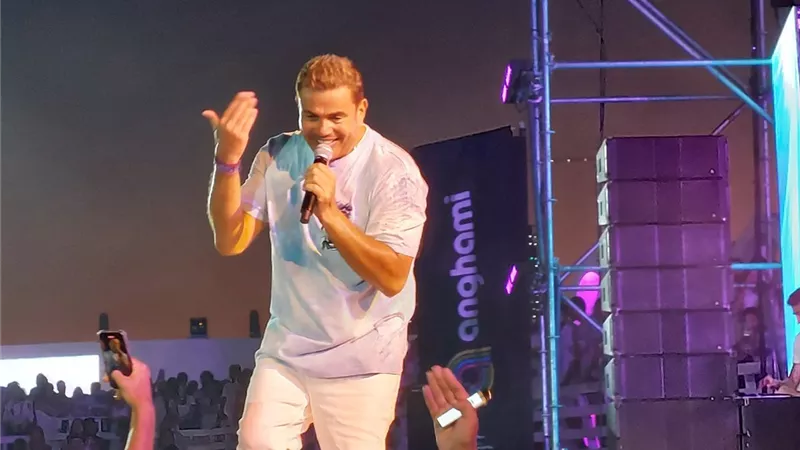 بالصور.. جمهور عمرو دياب يناديه: «هتفضل طول عمرك شباب» في حفله بـ«العلمين»