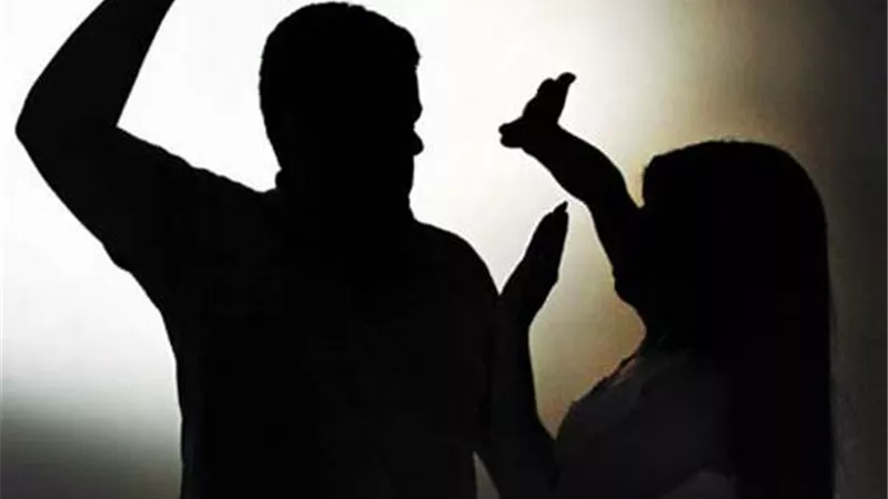«زوجي عصبي بيضربني وبيكسر البيت» والتعليقات: «الطلاق هو الحل»