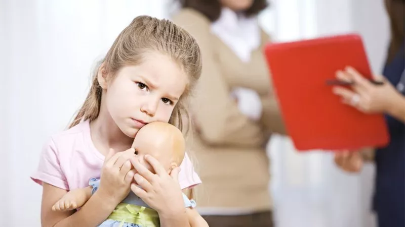 أعراض مرض التوحد عند الفتيات.. أستاذ طب نفسي يوضح