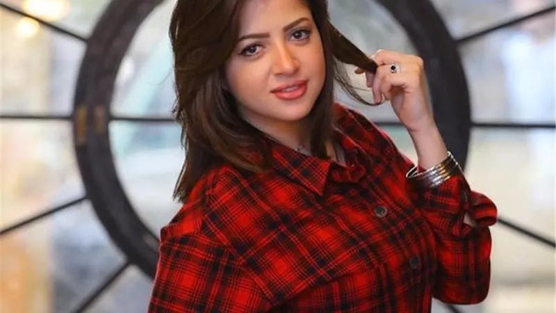 بالمايوه الأبيض.. منى فاروق تشعل 