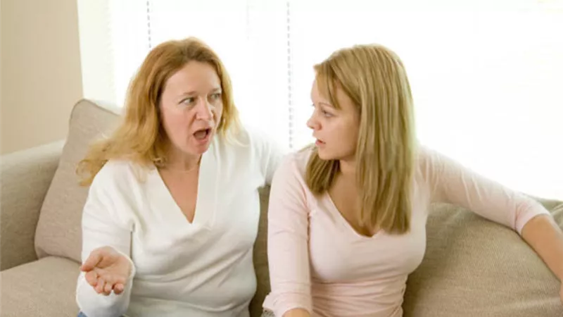 «ضربت مرات ابني لأنها رفضت تخدم بنتي اللي لسه والدة» والتعليقات: «أنتِ ست حرباية»