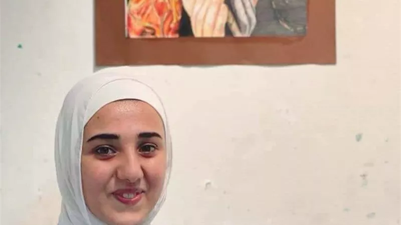 «بألوان خشب وماية».. ياسمين تعود بموهبته في الرسم للعصور القديمة لتعويض حلمها في التعليم