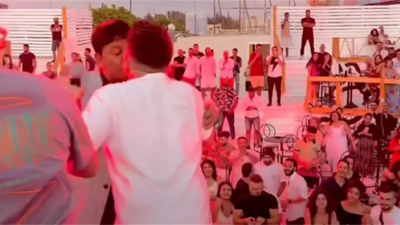 «قالوا علينا شواذ».. عمر كمال يكشف أسباب قبلة شفايف عبد الباسط حمودة