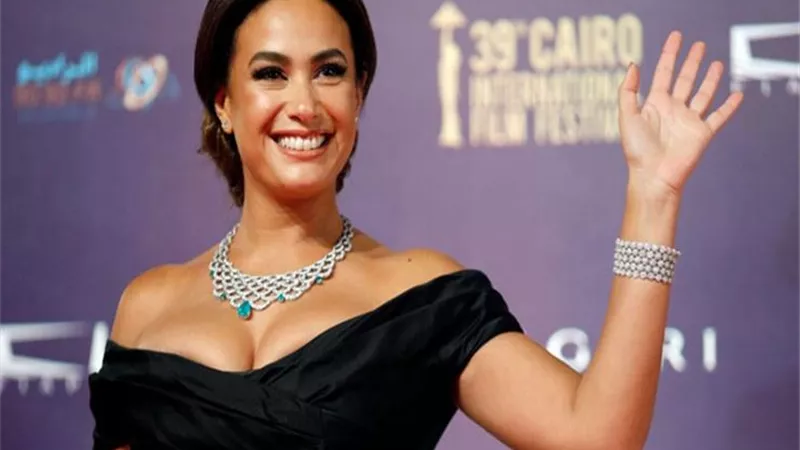 هند صبري تخطف الأنظار بجمبسوت صيفي في آخر جلسة تصوير| صور
