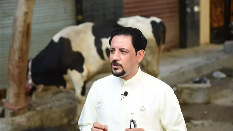 أعيادنا تجمعنا.. رومانى  يذبح 3 أضاحي ويوزعها على جيرانه بالعمرانية| صور
