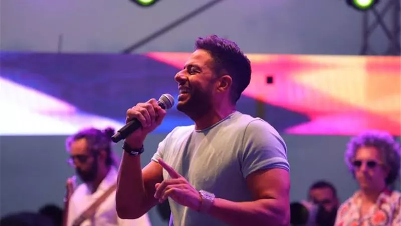 «التذكرة ثمنها 1200 جنيه» أسعار حفلة حماقي والجمهور يرد: «وقوف vip ده هيقف جمب النجم يعني!»