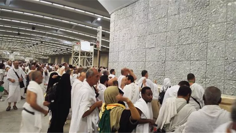 الحجاج يرمون الجمرات ويستكملون باقي مناسك الحج..فيديو 