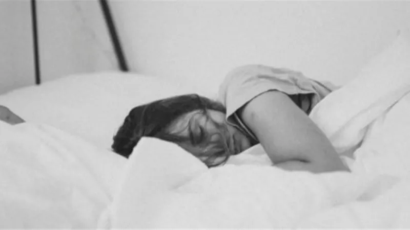 رؤية الميت في المنام حقيقة أم شيطان؟.. مصطفى حسني يُجيب