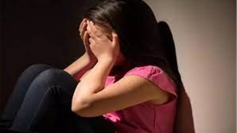 «ابتزها بصورها في الحمام».. زوج يطلب ابنة زوجته إلى فراشه 