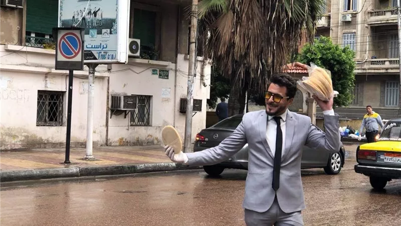 المئات يشيعون جثمان بائع الفريسكا «الشيك» في الإسكندرية