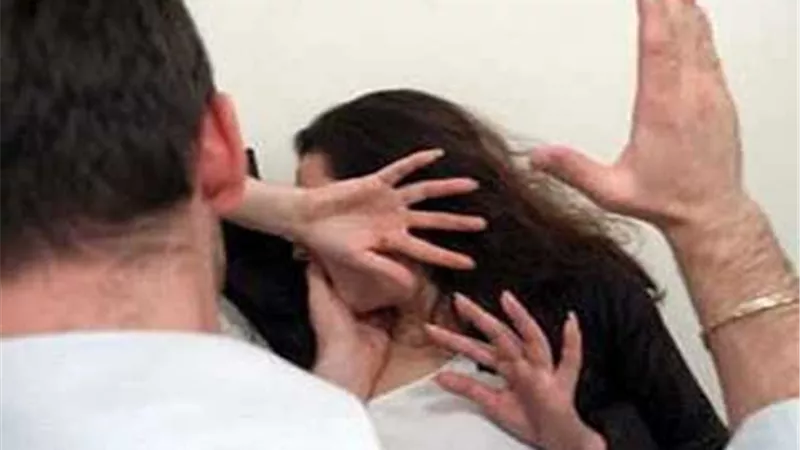 «زوجي ضربني فلطمته أمي»| قصة زوجة حائرة.. والمعلقون غاضبون