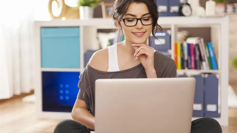 أبرزها التخلي عن البيجامة.. تعرفي على إتيكيت العمل عن بعد