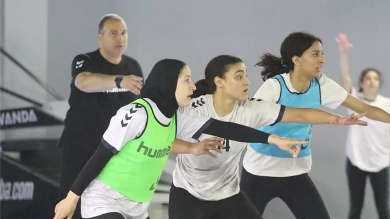 منتخب ناشئات اليد يطير إلى مقدونيا لخوض منافسات بطولة العالم