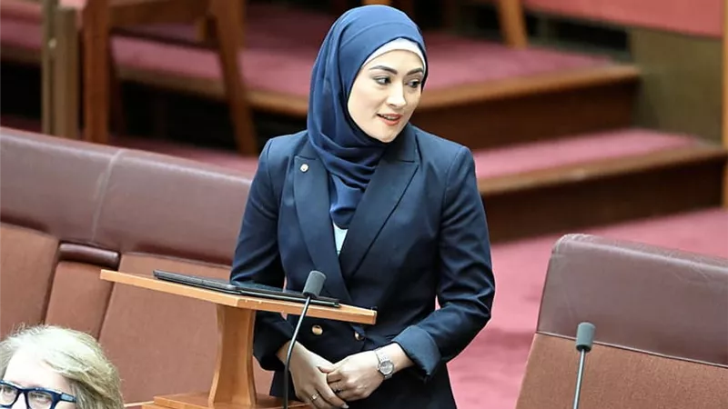 ابنة لاجئ أفغاني.. أول عضوة محجبة في البرلمان الأسترالي.. صور