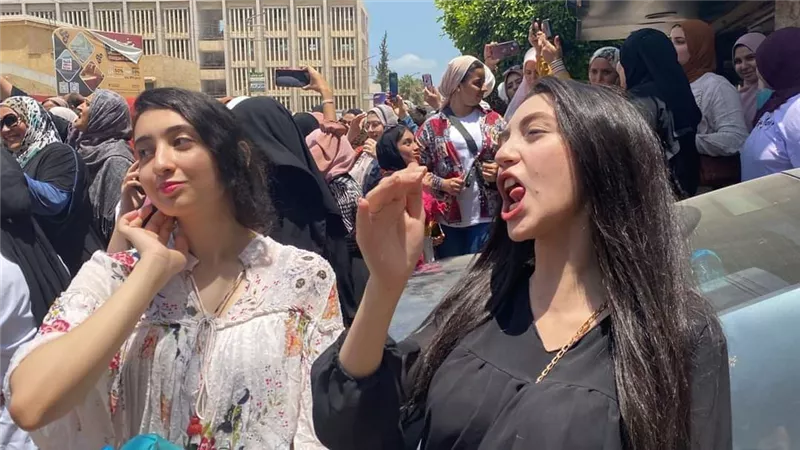احتفالات طلاب الثانوية بانتهاء الامتحانات| فيديو جراف