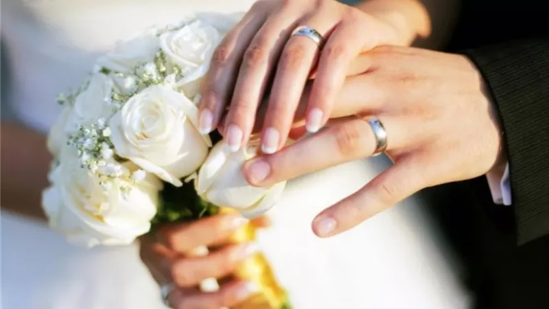 «أنا دكتورة وجوزي محاسب بيخلينى أرقصله وبينقطني» التعليقات: «وانتى بقى زعلانه عشان هو محاسب؟» 