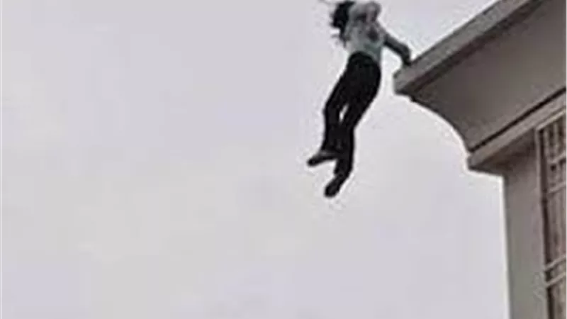تركت طفلها لشقيقها وانتحرت من فوق سطح المنزل