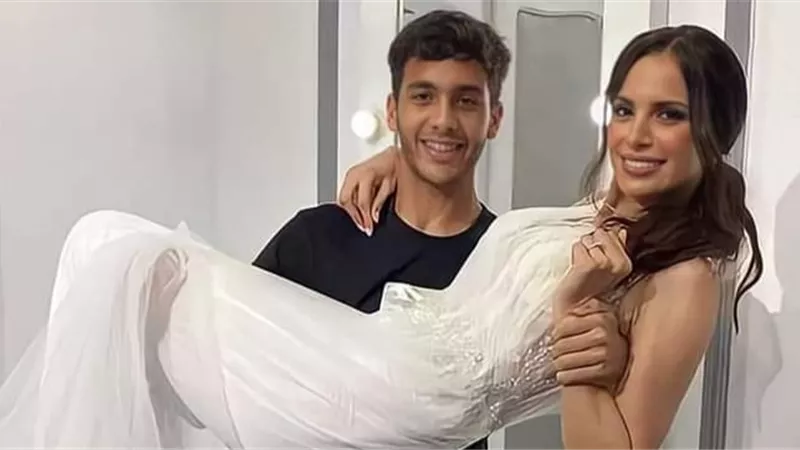 بعد حملها بين ذراعيه.. تعليقات السوشيال ميديا على نجل المطربة آمال ماهر