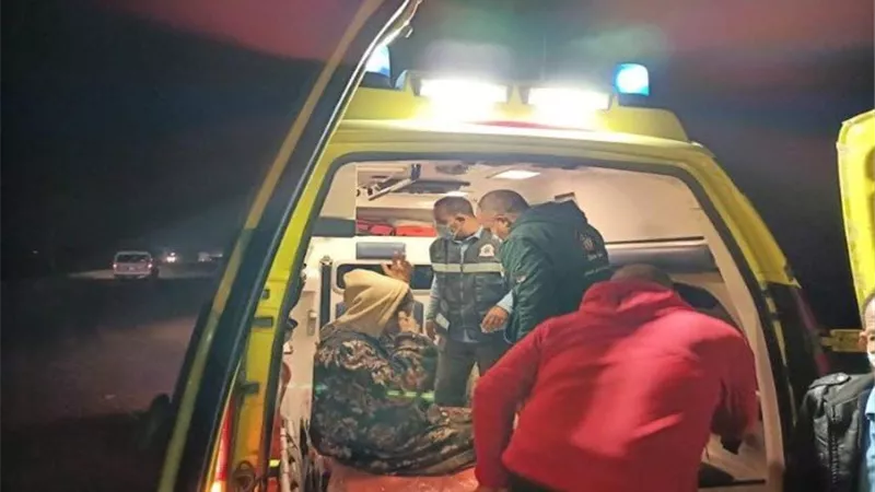 بالأسماء.. إصابة 12 شخصًا بانقلاب ميكروباص في طريق بني سويف الزراعي