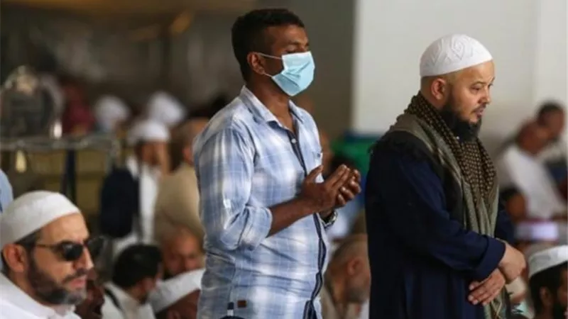 ما حكم لبس الكمامة في الصلاة تحرُّزًا من الإصابة بعدوى الكورونا؟.. دار الإفتاء تُجيب