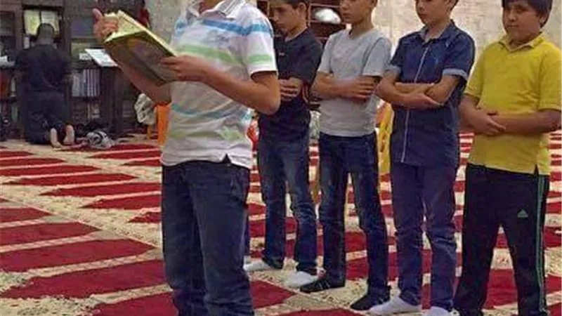 حكم إمامة الصبي لصبي مثله في صلاة الفرض والنافلة.. الإفتاء تُوضح