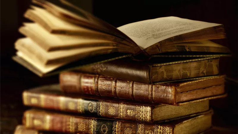 تفسير رؤية الكتاب في المنام.. خير يدق باب الحامل والعزباء والمتزوجة 