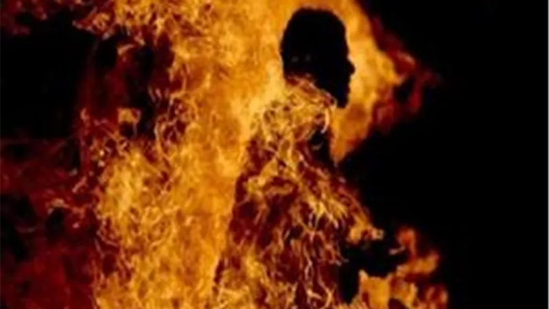زوج يُشعل النيران في جسده من أجل إسعاد زوجته