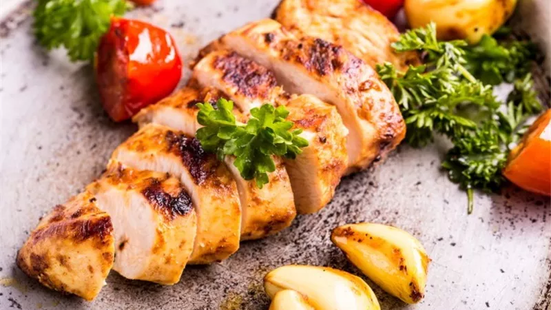طريقة عمل صدور الدجاج المحشية بالجبنة