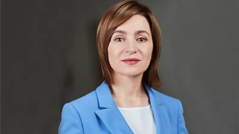 موقف محرج.. رئيسة مولدوفا تتلقى أغرب هدية