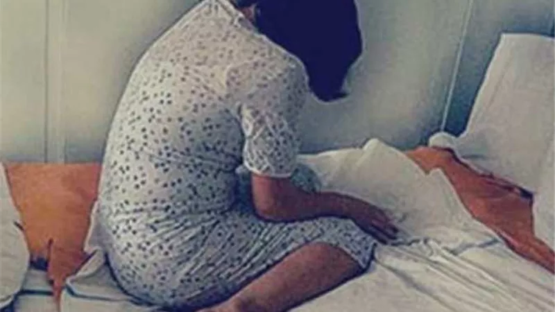 عامل يكتشف خيانة زوجته مع سائق أتوبيس المدرسة.. ما القصة؟
