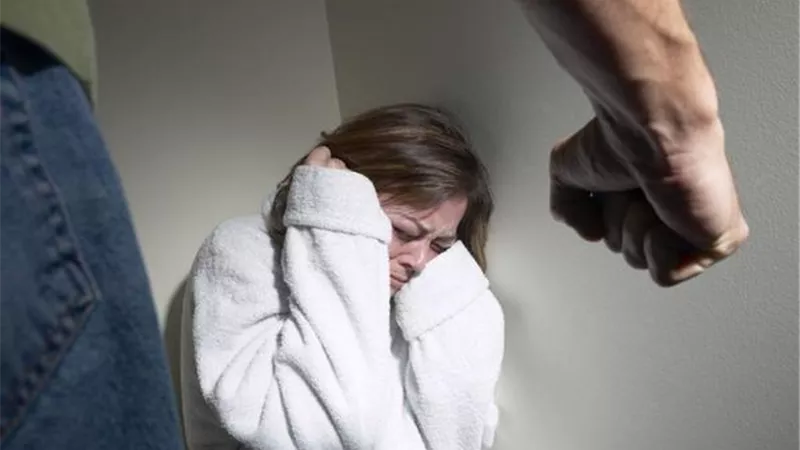 بسبب «تيك توك».. زوج يعتدي على زوجته وابنيه بـ«كتر»