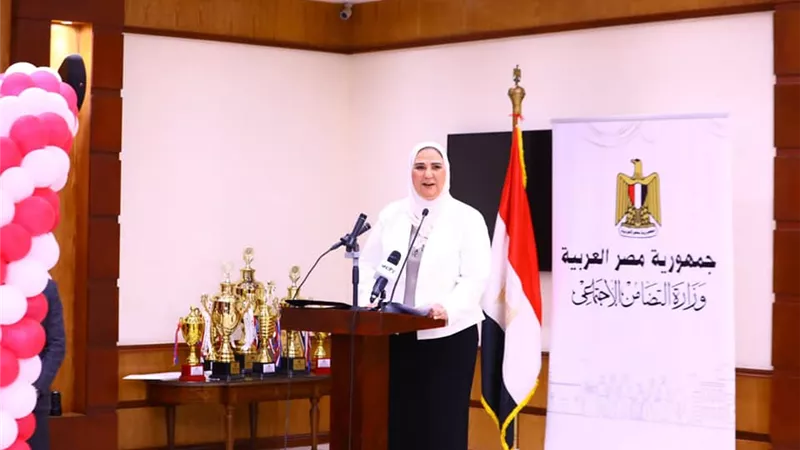 «القباج» توزع الكؤوس بختام بطولة دوري أبناء مصر لكرة القدم.. صور