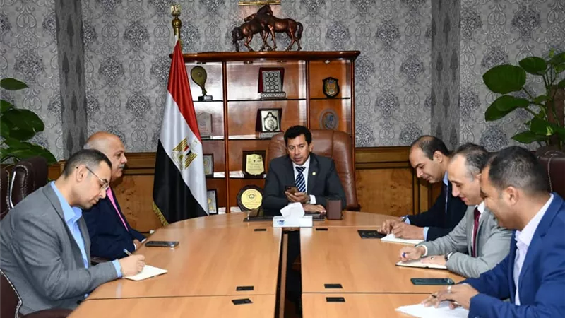 لأول مرة تستضيفها مصر.. وزير الرياضة يبحث الاستعدادات لبطولة العالم للرماية