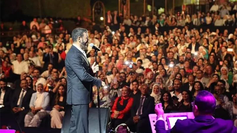 «حضن خلفي» من فتاة يحرج كاظم الساهر على المسرح.. وهجوم شرس عليها