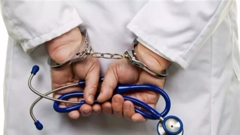 سقوط الطبيب المزيف ومعاونته على «فيسبوك»
